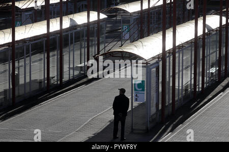 Neubrandenburg, Deutschland. 30 Okt, 2018. Der Busbahnhof. Quelle: Bernd Wüstneck/dpa-Zentralbild/dpa/Alamy leben Nachrichten Stockfoto