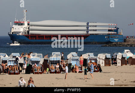 Rostock, Deutschland. 13 Okt, 2018. Die 'Peak Belfast reist der Rostocker Seehafen an der Ostsee mit Flügeln für Windenergieanlagen. Die Komponenten für Windkraftanlagen des Herstellers in Süddeutschland sind für einen Windpark auf dem Festland in Skandinavien bestimmt. Die Hafenstadt ist ein Umladen Zentrum für Windkraftanlagen entwickelt, sowohl offshore und onshore. Quelle: Bernd Wüstneck/dpa-Zentralbild/dpa/Alamy leben Nachrichten Stockfoto