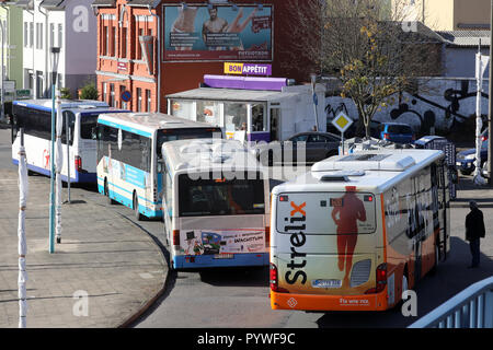 Neubrandenburg, Deutschland. 30 Okt, 2018. Der Busbahnhof. Quelle: Bernd Wüstneck/dpa-Zentralbild/dpa/Alamy leben Nachrichten Stockfoto