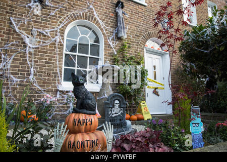 Windsor, Großbritannien. 31 Okt, 2018. Ein Haus geschmückt mit Kürbissen und gespenstische Dekorationen in Vorbereitung für Halloween. Credit: Mark Kerrison/Alamy leben Nachrichten Stockfoto