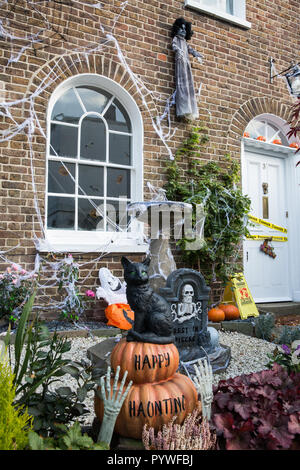 Windsor, Großbritannien. 31 Okt, 2018. Ein Haus geschmückt mit Kürbissen und gespenstische Dekorationen in Vorbereitung für Halloween. Credit: Mark Kerrison/Alamy leben Nachrichten Stockfoto