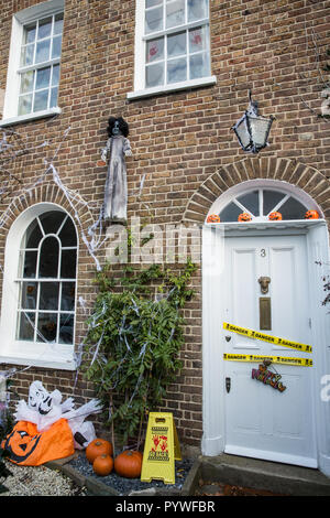 Windsor, Großbritannien. 31 Okt, 2018. Ein Haus geschmückt mit Kürbissen und gespenstische Dekorationen in Vorbereitung für Halloween. Credit: Mark Kerrison/Alamy leben Nachrichten Stockfoto