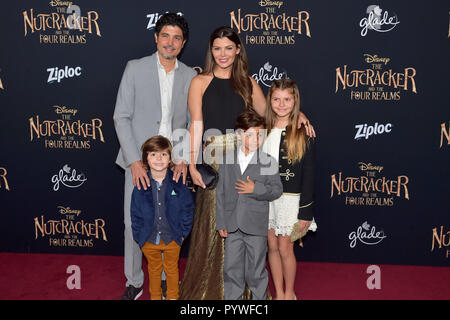 Los Angeles, USA. 29 Okt, 2018. Alejandro Gomez Monteverde mit Frau Ali Landry und Kinder bei der Weltpremiere des Films "Der Nussknacker und der vier Bereiche' am El Capitan Theatre. Los Angeles, 29.10.2018 | Verwendung der weltweiten Kredit: dpa/Alamy leben Nachrichten Stockfoto