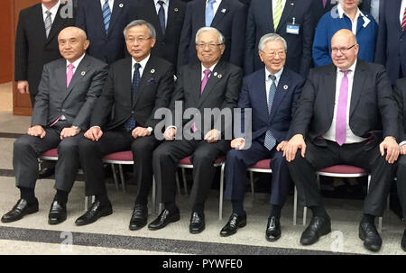 Tokio, Japan. 31 Okt, 2018. Wirtschaftsminister Peter Altmaier (CDU, r) sitzt in der Gruppe Bild zusammen mit Vertretern der Wirtschaft aus Japan zu einem Business Roundtable an der Keidanren business Dachorganisation in Tokio. Hiroaki Nakanishi, Vorsitzender des Keidanren, sitzt auf der rechten Altmaier. Credit: Lars Nicolaysen/dpa/Alamy leben Nachrichten Stockfoto