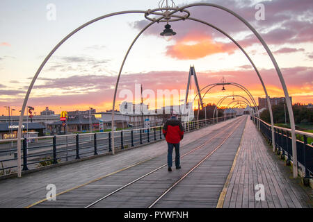 Southport, Merseyside, UK. 31 Okt, 2018. UK Wetter. Sonnigen Start in den Tag mit Vorhersage für Duschen und starke Winde als lokale Bewohner ein Morgen nimmt Spaziergang auf dem längsten Eisen Pier in Großbritannien. Credit: MediaWorldImages/Alamy leben Nachrichten Stockfoto