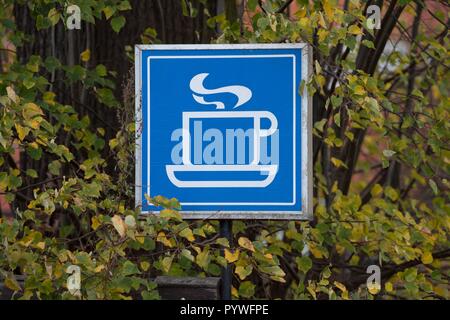 Dresden, Deutschland. 30 Okt, 2018. Ein Zeichen mit einer dampfenden Tasse Kaffee steht am Straßenrand. Credit: Sebastian Kahnert/dpa-Zentralbild/dpa/Alamy leben Nachrichten Stockfoto