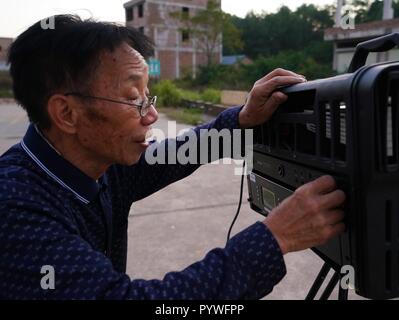 (181031) - YUDU, Oktober 31, 2018 (Xinhua) - zeng Jilian, einem 69 Jahre alten Film Filmvorführer, Tests der Film Projektion in Shanxia Dorf Yudu County, im Osten der chinesischen Provinz Jiangxi, Okt. 30, 2018. Zeng Jilian hatte, ein Film Filmvorführer geträumt, seit er ein Kind war. In 1975, seinem Traum wurde wahr, als er Mitglied der Film Projektion team von Kuantian Stadt in Yudu County wurde. Seitdem hat er in verschiedenen Dörfern und zahlreiche Filme für die Menschen vor Ort gezeigt. Jetzt Obwohl im Ruhestand, Zeng noch an die Karriere, die er seit über 40 Jahren fand statt und gab über 20 Mal von Sh Stockfoto