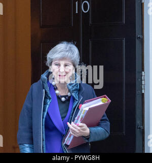 London, Großbritannien. 31 Okt, 2018. London, 31. Oktober 2018, Theresa May MP PC, Premierminister, Blätter 10 Downing Street, London Quelle: Ian Davidson/Alamy leben Nachrichten Stockfoto