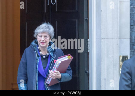 London, Großbritannien. 31 Okt, 2018. London, 31. Oktober 2018, Theresa May MP PC, Premierminister, Blätter 10 Downing Street, London Quelle: Ian Davidson/Alamy leben Nachrichten Stockfoto