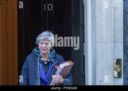 London, Großbritannien. 31 Okt, 2018. London, 31. Oktober 2018, Theresa May MP PC, Premierminister, Blätter 10 Downing Street, London Quelle: Ian Davidson/Alamy leben Nachrichten Stockfoto