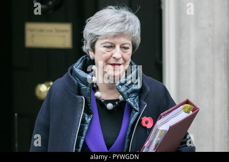 London, Großbritannien. 31 Okt, 2018. British PM Theresa May Blätter 10 Downing Street die wöchentliche PMQ Premierminister Fragen im Parlament Kredit zu besuchen: Amer ghazzal/Alamy leben Nachrichten Stockfoto