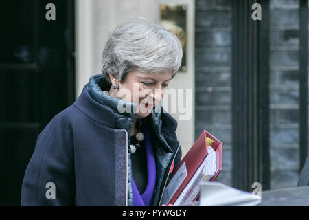 London, Großbritannien. 31 Okt, 2018. British PM Theresa May Blätter 10 Downing Street die wöchentliche PMQ Premierminister Fragen im Parlament Kredit zu besuchen: Amer ghazzal/Alamy leben Nachrichten Stockfoto