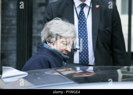 London, Großbritannien. 31 Okt, 2018. British PM Theresa May Blätter 10 Downing Street die wöchentliche PMQ Premierminister Fragen im Parlament Kredit zu besuchen: Amer ghazzal/Alamy leben Nachrichten Stockfoto