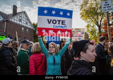 Pittsburgh, USA. 30 Okt, 2018. Eine Demonstrantin gesehen mit einem großen Plakat im März. Als Präsident Trump kommt seinen Respekt für die Opfer der Baum des Lebens Synagoge in Pittsburgh zu zahlen, Hunderttausende auf die Straße nahm marschierten und in Solidarität protestierten ihre Besorgnis über die Politik des Trumpf zu Stimme und bis gegen Hass aller Art zu stehen. Credit: Esther Wayne/SOPA Images/ZUMA Draht/Alamy leben Nachrichten Stockfoto