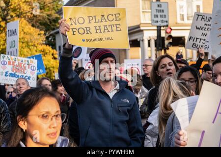 Pittsburgh, USA. 30 Okt, 2018. Eine Demonstrantin hält ein Plakat gesehen, während der März. Als Präsident Trump kommt seinen Respekt für die Opfer der Baum des Lebens Synagoge in Pittsburgh zu zahlen, Hunderttausende auf die Straße nahm marschierten und in Solidarität protestierten ihre Besorgnis über die Politik des Trumpf zu Stimme und bis gegen Hass aller Art zu stehen. Credit: Esther Wayne/SOPA Images/ZUMA Draht/Alamy leben Nachrichten Stockfoto