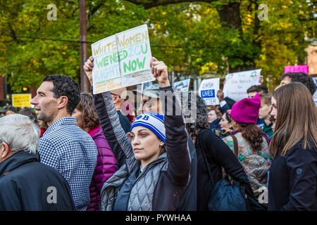 Pittsburgh, USA. 30 Okt, 2018. Eine Demonstrantin hält ein Plakat gesehen, während der März. Als Präsident Trump kommt seinen Respekt für die Opfer der Baum des Lebens Synagoge in Pittsburgh zu zahlen, Hunderttausende auf die Straße nahm marschierten und in Solidarität protestierten ihre Besorgnis über die Politik des Trumpf zu Stimme und bis gegen Hass aller Art zu stehen. Credit: Esther Wayne/SOPA Images/ZUMA Draht/Alamy leben Nachrichten Stockfoto