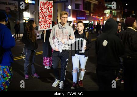 Pittsburgh, USA. 30 Okt, 2018. Jungen Demonstranten gesehen Verbinden der März. Als Präsident Trump kommt seinen Respekt für die Opfer der Baum des Lebens Synagoge in Pittsburgh zu zahlen, Hunderttausende auf die Strasse marschierten und in Solidarität protestierten ihre Besorgnis über die Politik des Trumpf zu Stimme und bis gegen Hass aller Art zu stehen. Credit: Esther Wayne/SOPA Images/ZUMA Draht/Alamy leben Nachrichten Stockfoto