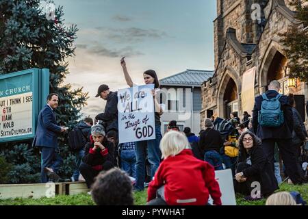 Pittsburgh, USA. 30 Okt, 2018. Eine Demonstrantin hält ein Plakat gesehen, während der Demonstration. Als Präsident Trump kommt seinen Respekt für die Opfer der Baum des Lebens Synagoge in Pittsburgh zu zahlen, Hunderttausende auf die Straße nahm marschierten und in Solidarität protestierten ihre Besorgnis über die Politik des Trumpf zu Stimme und bis gegen Hass aller Art zu stehen. Credit: Esther Wayne/SOPA Images/ZUMA Draht/Alamy leben Nachrichten Stockfoto