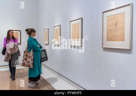 London, Großbritannien. 31 Okt, 2018. Werke von Gustav Klimt - Gustav Klimt und Schiele: Zeichnungen aus der Albertina, Wien, in der sackler Wing der Königlichen Akademie der Künste Die erste Ausstellung in Großbritannien auf die grundlegende Bedeutung der Zeichnung für beide Künstler zu konzentrieren. Die Ausstellung läuft vom 4. November 2018 bis 3. Februar 2019. Credit: Guy Bell/Alamy leben Nachrichten Stockfoto