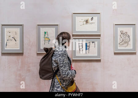 London, Großbritannien. 31 Okt, 2018. Das Gefängnis Serie von Egon Schielle - Klimt/Schiele: Zeichnungen aus der Albertina, Wien, in der sackler Wing der Königlichen Akademie der Künste Die erste Ausstellung in Großbritannien auf die grundlegende Bedeutung der Zeichnung für beide Künstler zu konzentrieren. Die Ausstellung läuft vom 4. November 2018 bis 3. Februar 2019. Credit: Guy Bell/Alamy leben Nachrichten Stockfoto