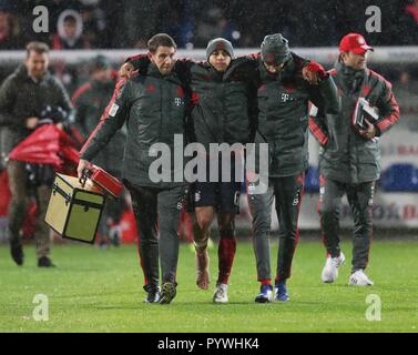 Furth im Wald, Deutschland. 31 Okt, 2018. firo: 30.10.2018 Fußball, Saison 2018/2019, DFB-Pokal, Pokal, SV Rodinghausen - FC Bayern München 1:2 Verletzte, Verletzungen Thiago | Verwendung der weltweiten Kredit: dpa/Alamy leben Nachrichten Stockfoto