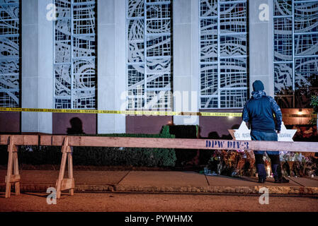 Pittsburgh, USA. 29 Okt, 2018. Ein trauernder gesehen zahlt seinen Respekt vor der Synagoge. Nach der Schießerei am Baum des Lebens Synagoge in Squirrel Hill, Pittsburgh, PA, Trauer erfolgt, mit der Polizei, um die größere Gemeinschaft kommt zusammen mit Musik und Heilung. Credit: Aaron Jackendoff/SOPA Images/ZUMA Draht/Alamy leben Nachrichten Stockfoto