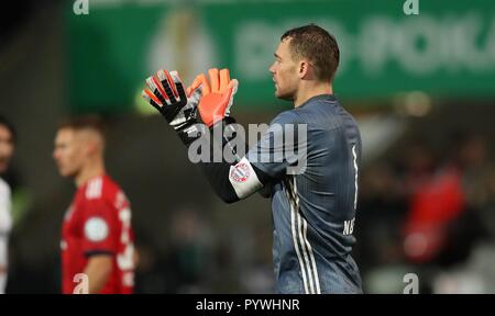 Furth im Wald, Deutschland. 31 Okt, 2018. firo: 30.10.2018 Fußball, Saison 2018/2019, DFB-Pokal, Pokal, SV Rodinghausen - FC Bayern München 1:2 Geste, Manuel Neuer | Verwendung der weltweiten Kredit: dpa/Alamy leben Nachrichten Stockfoto