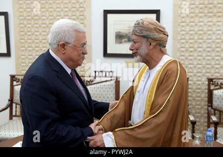 Ramallah, West Bank, Palästina. 31 Okt, 2018. Der palästinensische Präsident Mahmoud Abbas trifft sich mit Omanischen Außenminister Yusuf Bin Alawi bin Abdullah, in der West Bank Stadt Ramallah am 31. Oktober 2018 Credit: thaer Ganaim/APA-Images/ZUMA Draht/Alamy leben Nachrichten Stockfoto