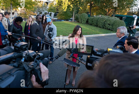 Washington, Vereinigte Staaten von Amerika. 31 Okt, 2018. Sprecher des Weißen Hauses Sarah Sanders spricht mit den Medien außerhalb des Weißen Hauses in Washington, DC, 31. Oktober 2018. Quelle: Chris Kleponis/CNP | Verwendung der weltweiten Kredit: dpa/Alamy leben Nachrichten Stockfoto