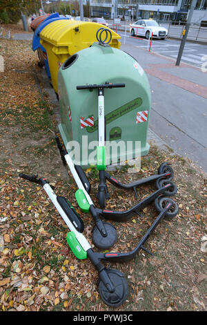 Prag, Tschechische Republik. 23 Okt, 2018. Der Kalk-S Elektroroller Sharing in Dejvice, Prag, Tschechische Republik am 23. Oktober 2018. Credit: Ondrej Deml/CTK Photo/Alamy leben Nachrichten Stockfoto