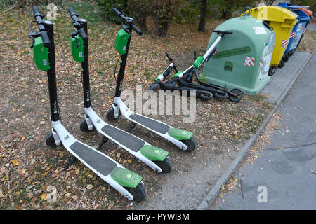 Prag, Tschechische Republik. 23 Okt, 2018. Der Kalk-S Elektroroller Sharing in Dejvice, Prag, Tschechische Republik am 23. Oktober 2018. Credit: Ondrej Deml/CTK Photo/Alamy leben Nachrichten Stockfoto