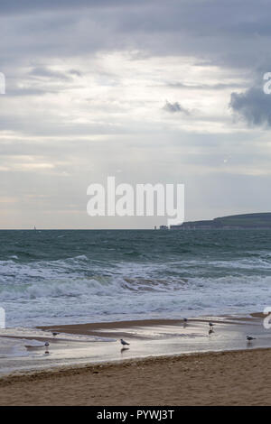 Bournemouth, Dorset, Großbritannien. 31. Okt 2018. UK Wetter: breezy in Bournemouth mit großen Wellen am Strand von Bournemouth. Credit: Carolyn Jenkins/Alamy leben Nachrichten Stockfoto