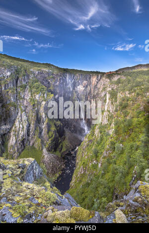 Berühmte Voringfossen Wasserfall Schlucht in der Nähe von Eidfjord in der Provinz Hordaland Norwegen Stockfoto