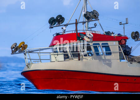 Rad Haus der nachhaltigen kommerziellen Makrele Hookline Fischereifahrzeugs in norwegischen Fjord Stockfoto