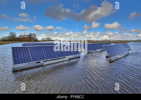 Gruppe von schwimmenden Solar Panels auf nicht genutzten Gewässer kann eine ernsthafte Alternative zu Boden Solaranlagen montiert Stockfoto