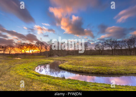 Serene Creek mit unscharfen Wolken durch lange Exposition als Metapher für den Spirituellen Weg und persönliche Auseinandersetzung. Stockfoto