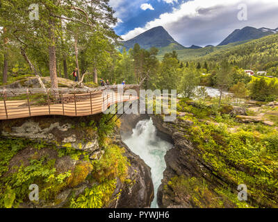 Touristische Wasserfall Aussichtsplattform auf Gudbrandsjuvet in Mehr og Romsdal Provinz Norwegen Stockfoto