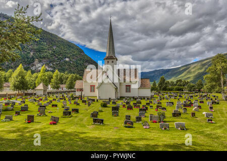 OPPLAND, Norwegen - 2. AUGUST 2016: Selsverket traditionellen weißen Holz- Kirche mit Friedhof Stockfoto