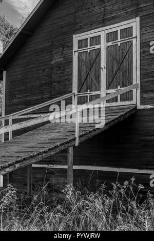 Scheune Rampe zu Heu storage Loft an einem alten schwedischen Farm im Norden von Schweden Stockfoto