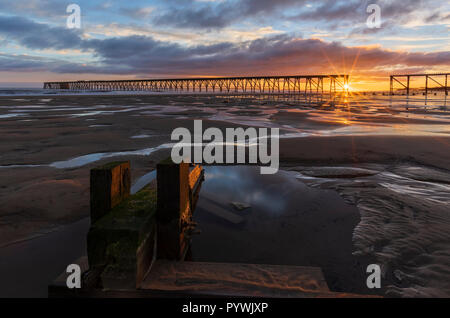 Sunrise Steetley Seebrücke und Strand in der Dämmerung des Durham Küste nördlich von Hartlepool in Teesside North East England Stockfoto