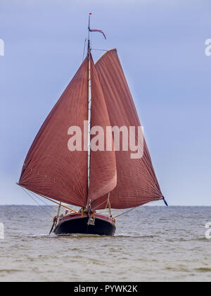 Traditionelle alte holländische flatbottom Segelboot auf das Wattenmeer Stockfoto