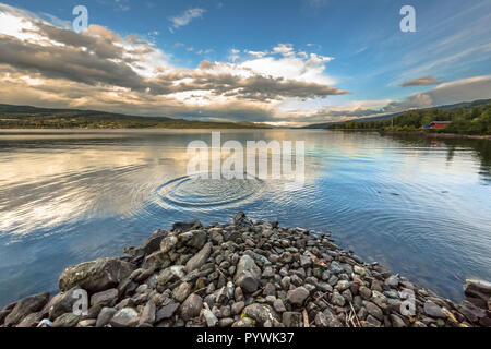 Plätschern in der ruhigen Wasser des Lake Mjosa in der Nähe von Lillehammer, Norwegen Stockfoto