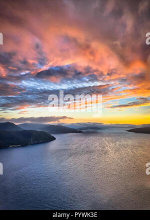 Vertikale Luftaufnahme der norwegischen Fjorde bei Sonnenuntergang in der Nähe von Molde Norwegen midfjord Stockfoto