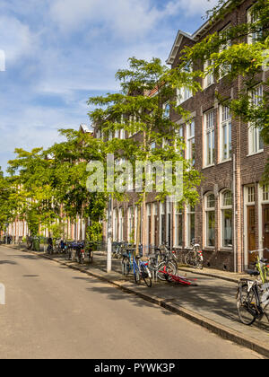 Niederländische historische Straße mit alten Häusern aus dem Jahr 1910 in Groningen Niederlande Stockfoto
