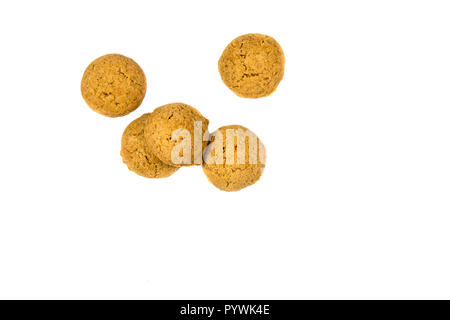 Kleine Haufen verstreut Pepernoten Cookies von oben als Sinterklaas Dekoration auf weißem Hintergrund für niederländische sinterklaasfeest holiday Event auf dezem Stockfoto