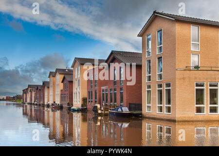 Bunte Häuser auf dem Wasser Rand in Amersfoort, Niederlande Stockfoto