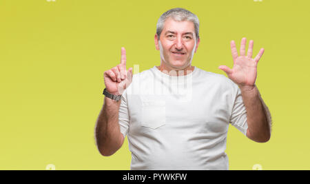 Gut aussehender älterer Mann über isolierte Hintergrund angezeigt und zeigen mit den Fingern Nummer sechs, während lächelte zuversichtlich und fröhlich. Stockfoto