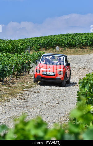 Aÿ-Champagne (Frankreich). 2018/07/24. "Ay Champagne Erfahrung', privat geführte Touren durch die Weinberge der Champagne in E-Mehari Elektroauto. Stockfoto