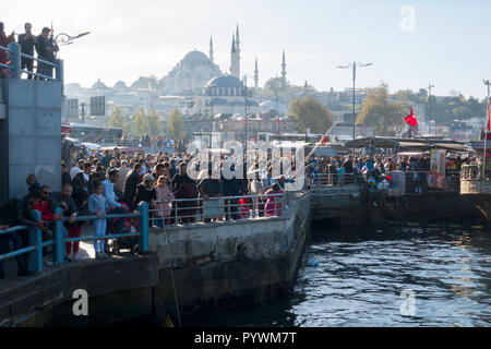 Masse auf Galata Brücke in Eminönü Istanbul, Istanbul, Türkei Stockfoto