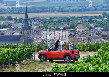 Aÿ-Champagne (Frankreich). 2018/07/24. "Ay Champagne Erfahrung', privat geführte Touren durch die Weinberge der Champagne in E-Mehari Elektroauto. Stockfoto